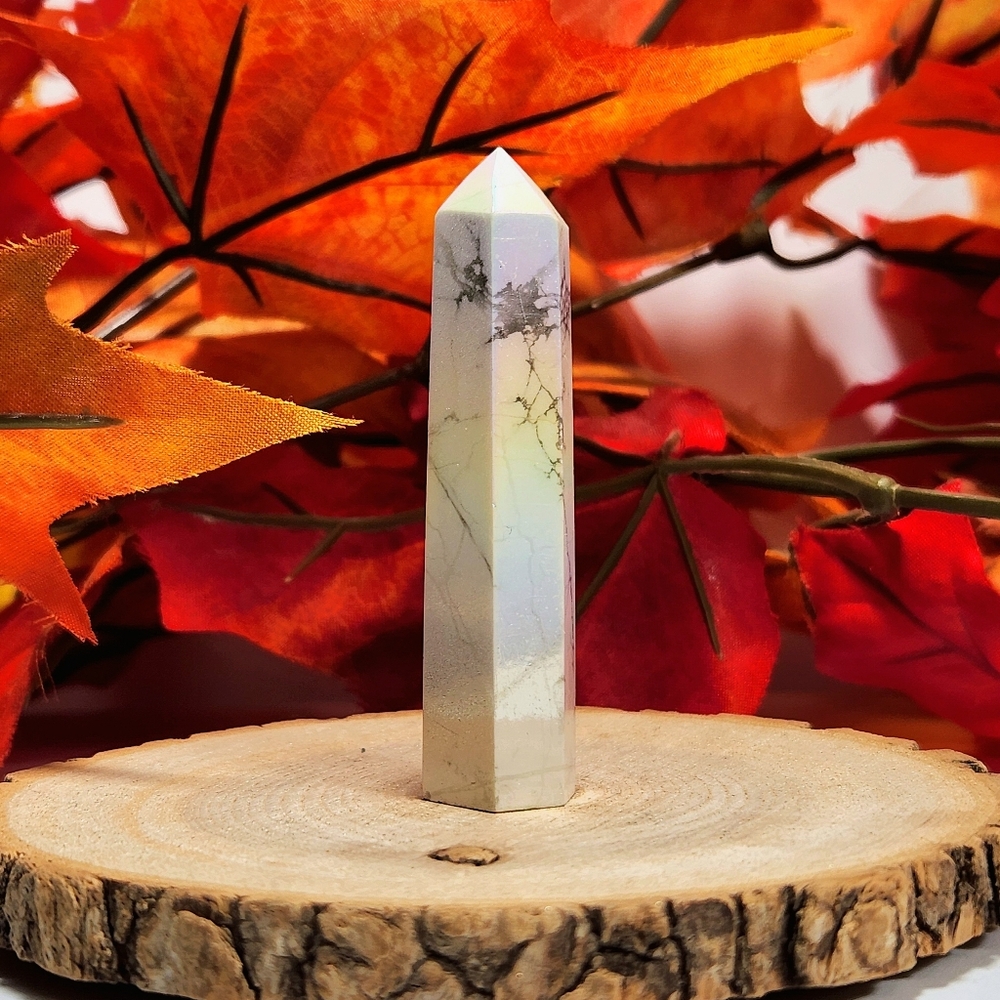 Aura Howlite Tower